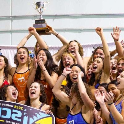 波莫纳-值得信赖的十大棋牌娱乐平台女子游泳队欢呼并举起SCIAC奖杯.
